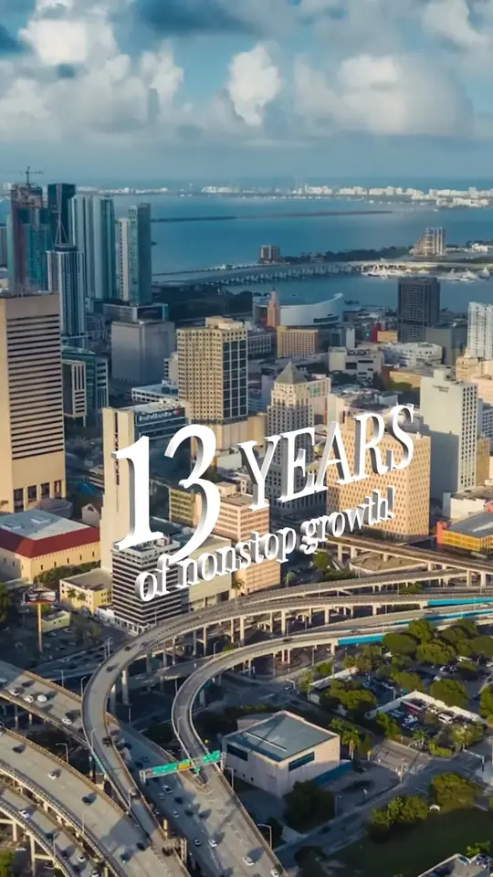 Vista aérea de una ciudad con el texto 13 years