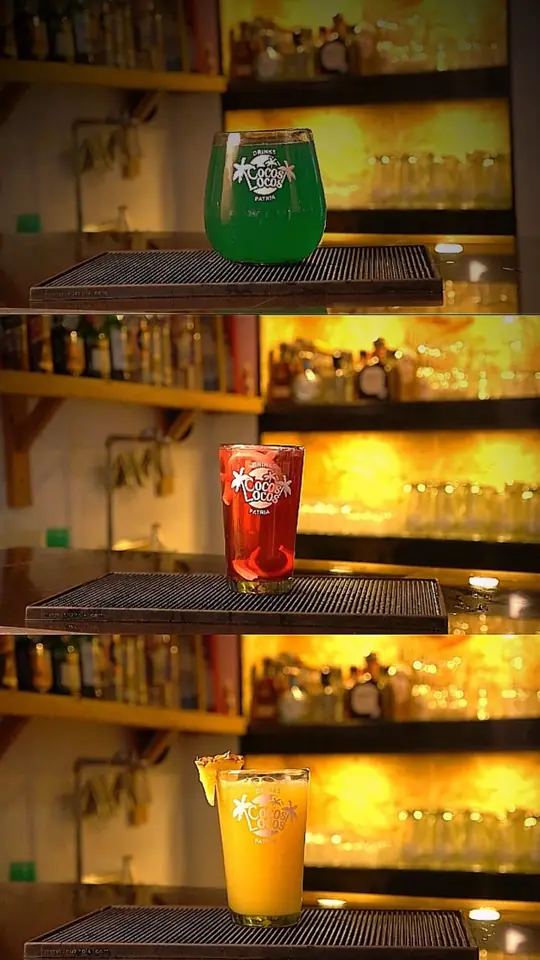 Tragos de colores sobre los estantes de un bar