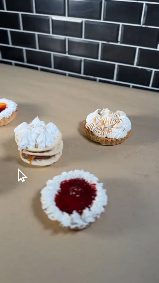 Tartas y merengues sobre una mesada de cocina