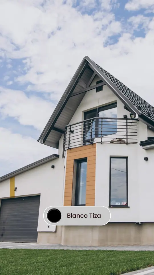 Fachada de una casa con la muestra de color Blanco Tiza